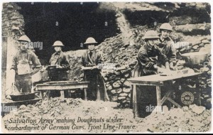 جيش الخلاص يصنع الكعك تحت قصف المدافع الألمانية